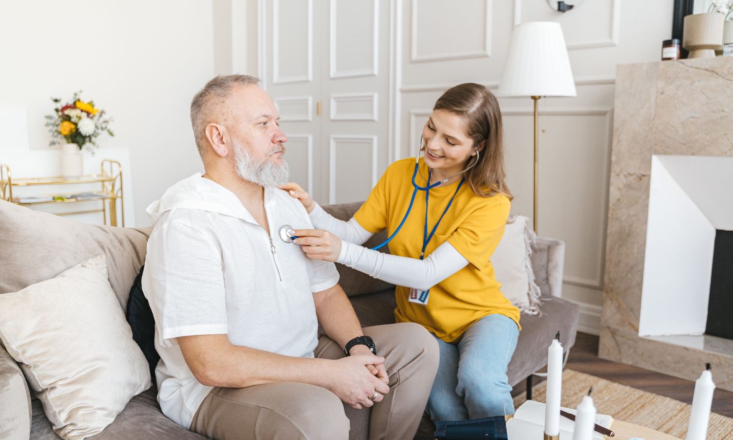 Pflegefachkraft im persönlichen Gespräch mit einer Patientin