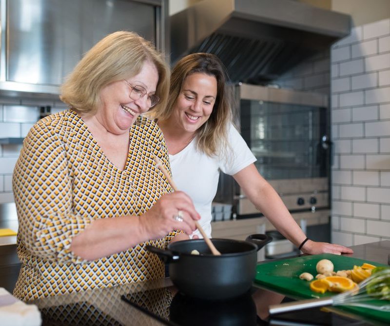 Gemeinsames Kochen als Teil der Alltagsbegleitung